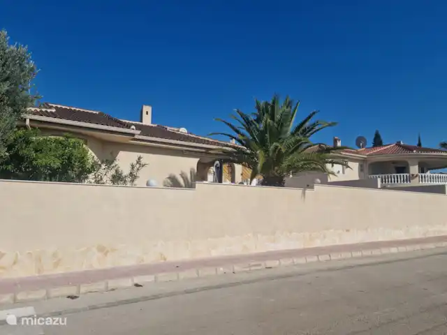 Villa Mi casa - Benijófar huren in Spanje, Costa Blanca, Benijófar - vakantiehuis Zijkant villa in sept 2023 is er meer privacy gecreëerd door de paaltjes weg te doen en de muur op te hogen.