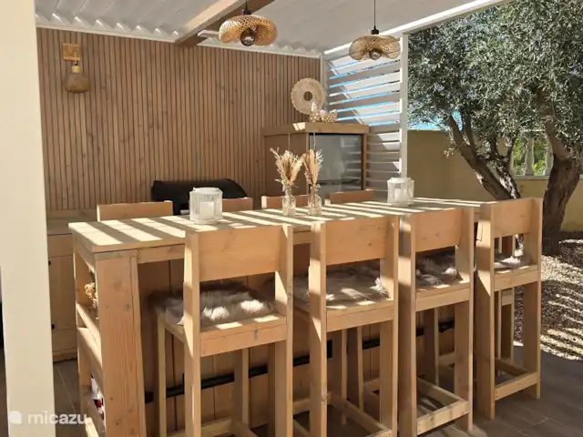 Villa Mi casa - Benijófar huren in Spanje, Costa Blanca, Benijófar - vakantiehuis 8 persoons bartafel en krukken gemaakt van Douglas steigerhout en een buitenkeuken met een gas barbecue.