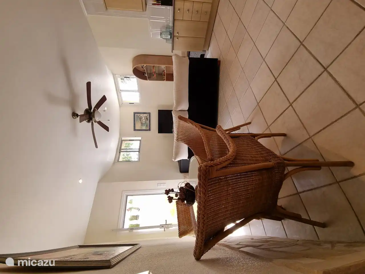 Acogedora sala de estar con TV y sofá cama.