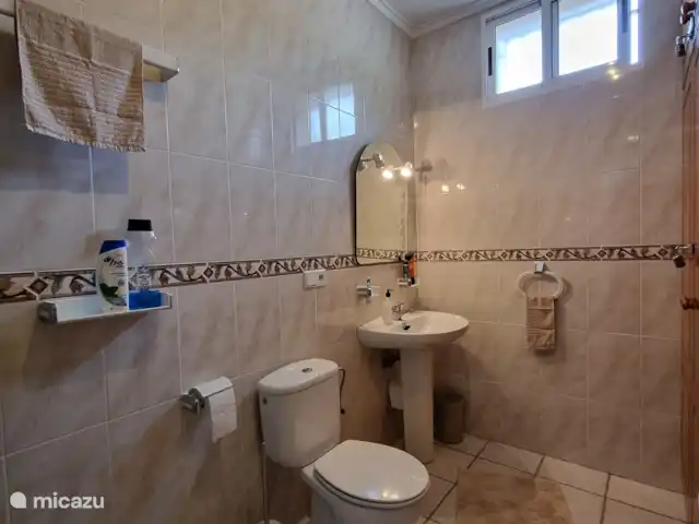 Villa Mi casa - Benijófar huren in Spanje, Costa Blanca, Benijófar - vakantiehuis Badkamer met douche, toilet en wastafel.