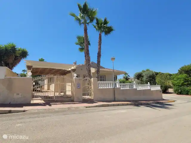 Villa Mi casa - Benijófar huren in Spanje, Costa Blanca, Benijófar - vakantiehuis Voorzijde villa met eigen parkeerplaats