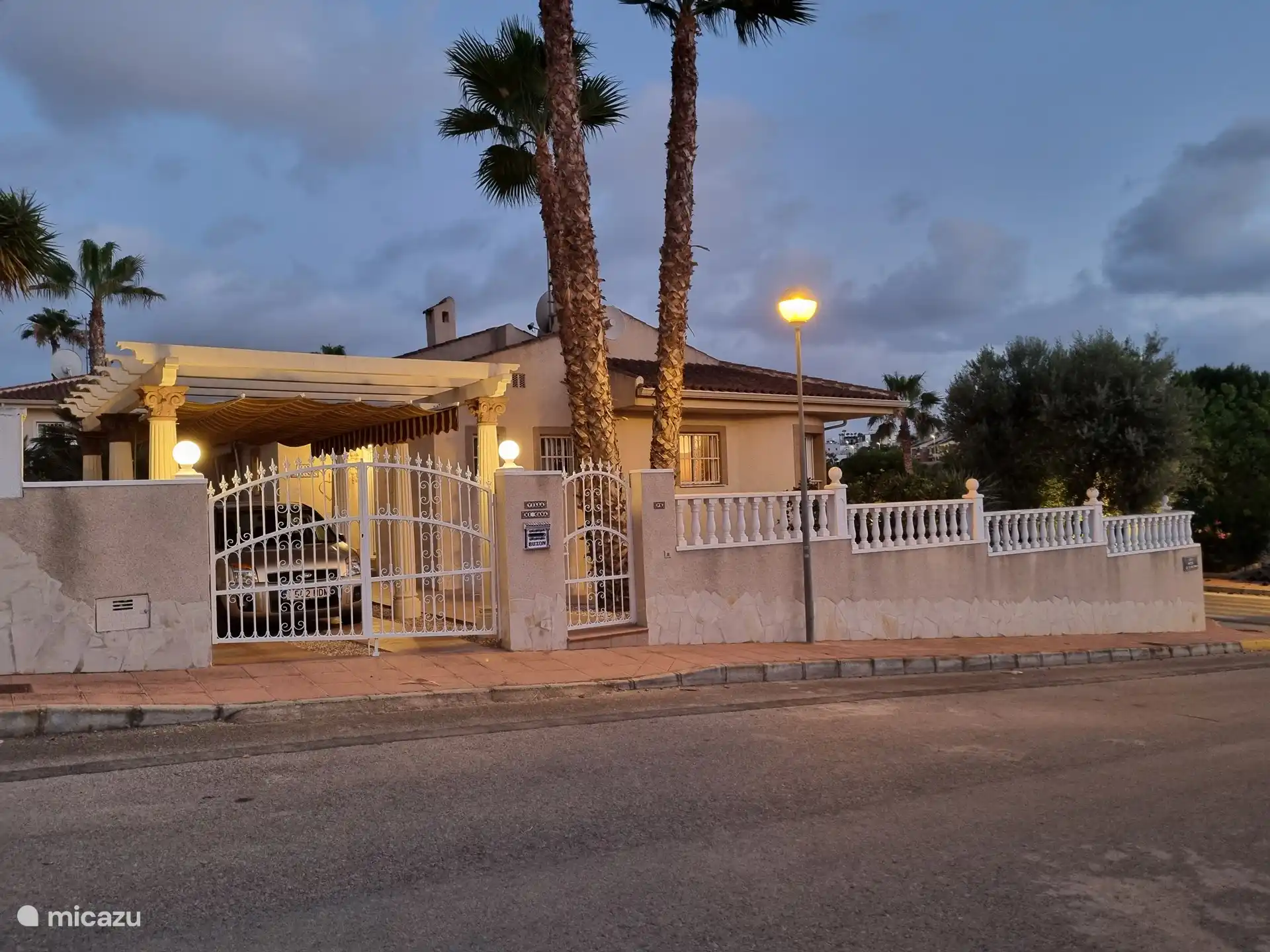 Iluminación en la parte delantera de la villa.