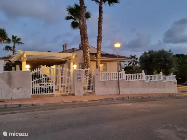 Villa Mi casa - Benijófar huren in Spanje, Costa Blanca, Benijófar - vakantiehuis Verlichting voorzijde villa.