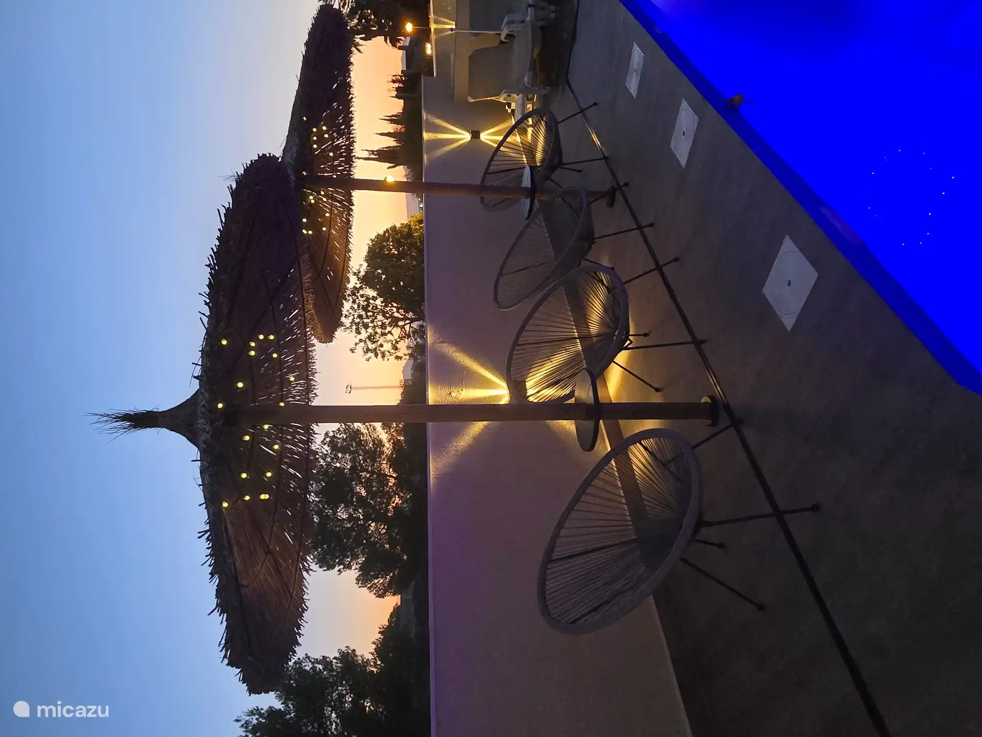 Iluminación ambiental alrededor de la piscina.