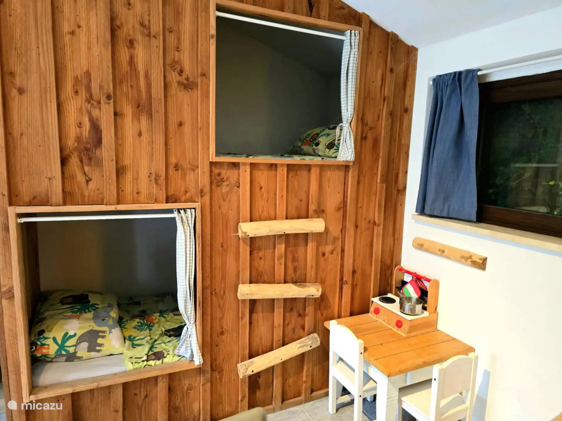 Stapelbed met 2 eenpersoonsbedden