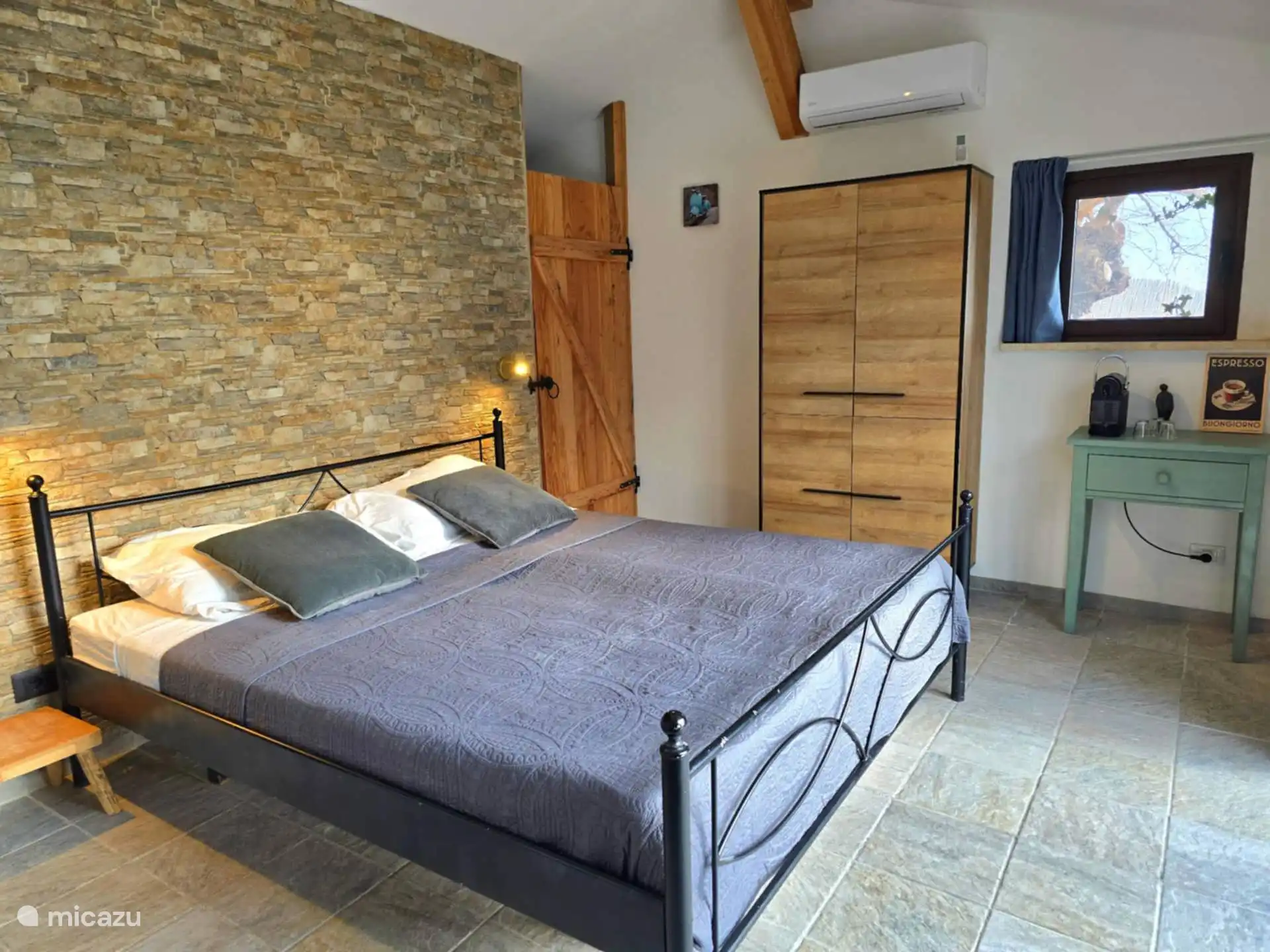 Slaapkamer en toiletdeur met airco.