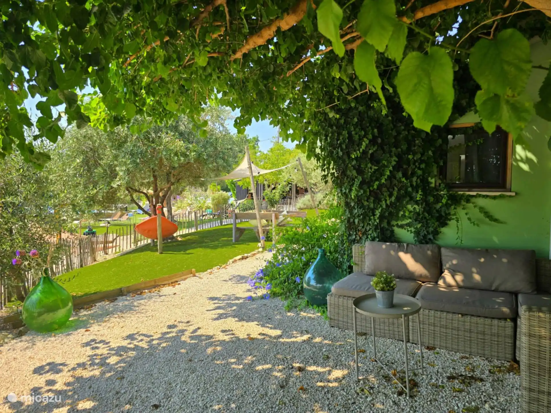 Lounge in natuurlijk schaduwgedeelte , fatboy hangmat en gezellige eettafel