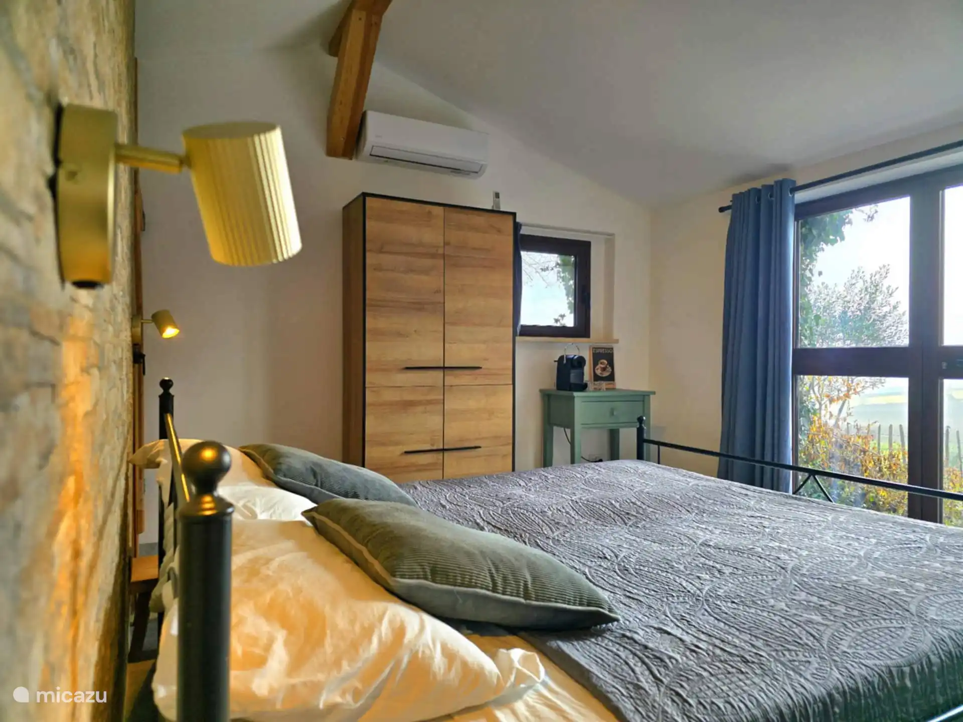 Slaapkamer met wandlichtjes