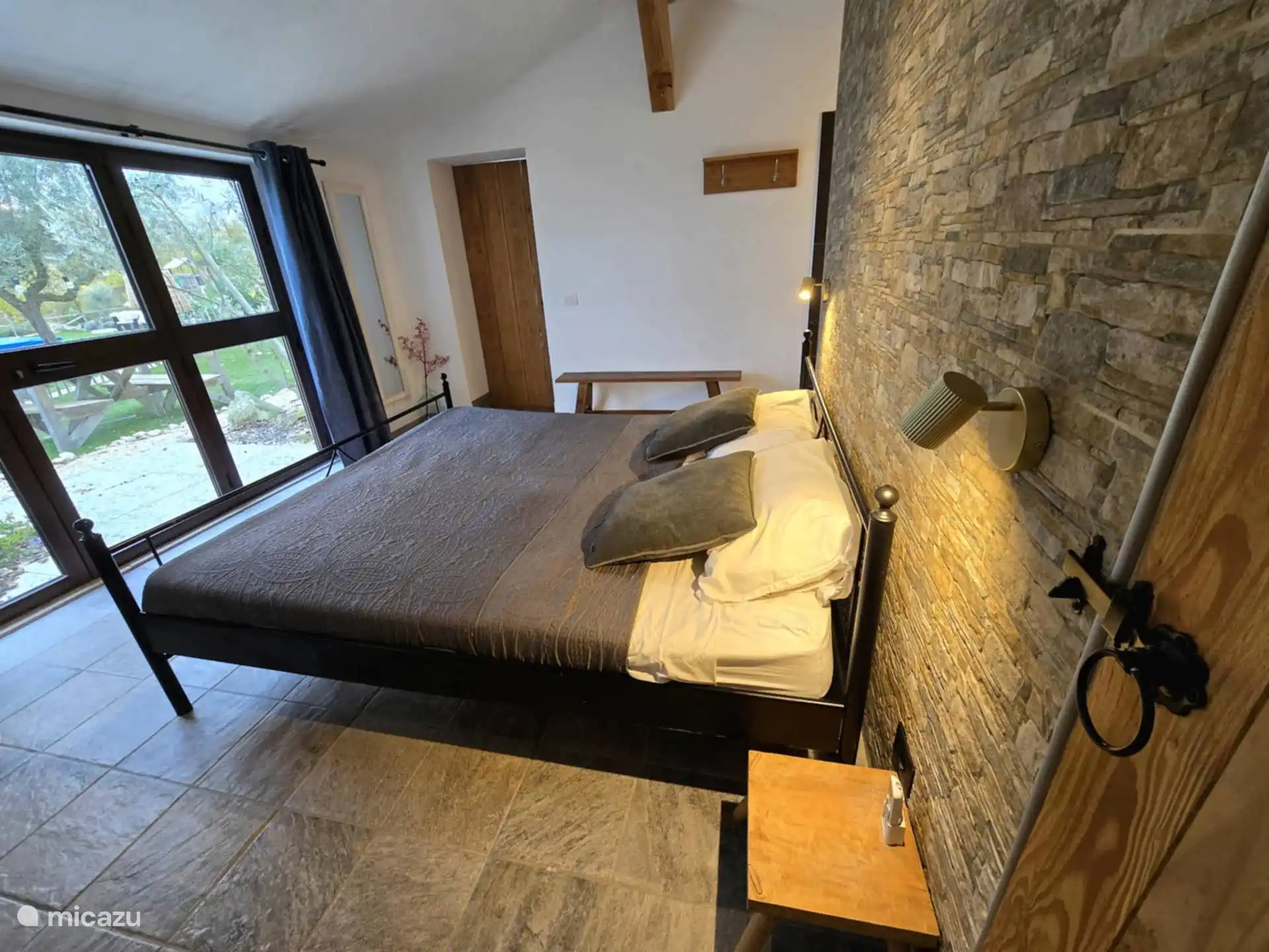 Slaapkamer met zicht op buiten