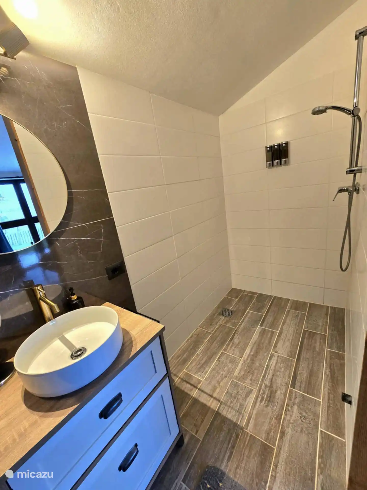 Wastafel en inloopdouche