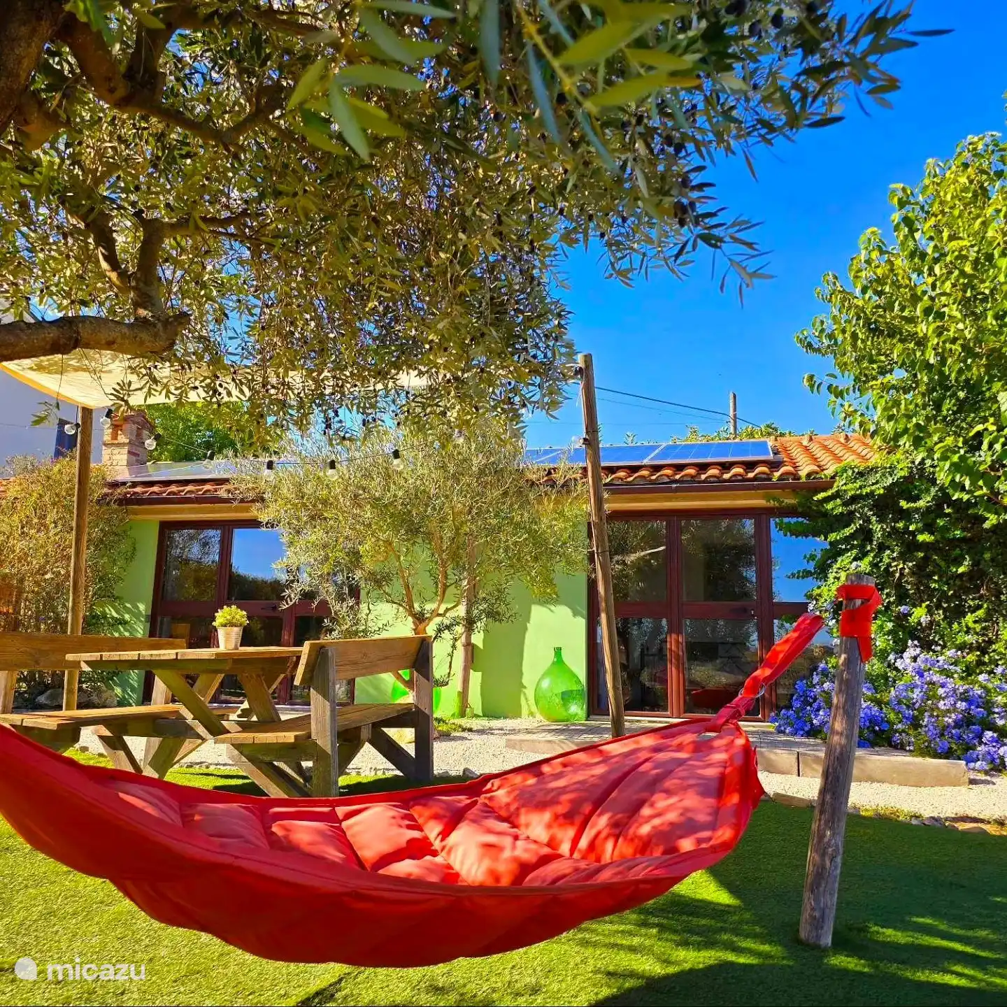 Fatboy Hängematte und Blick auf das Einfamilienhaus Fico 