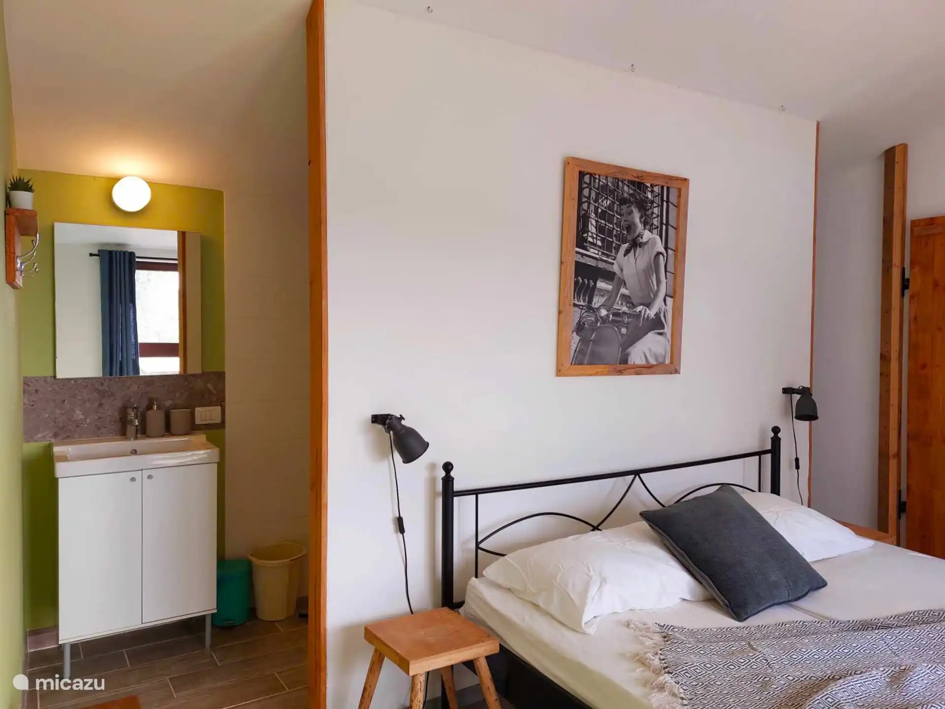 Ensuite-Badezimmer mit ebenerdiger Dusche auf der linken Seite und Toilette auf der rechten Seite 