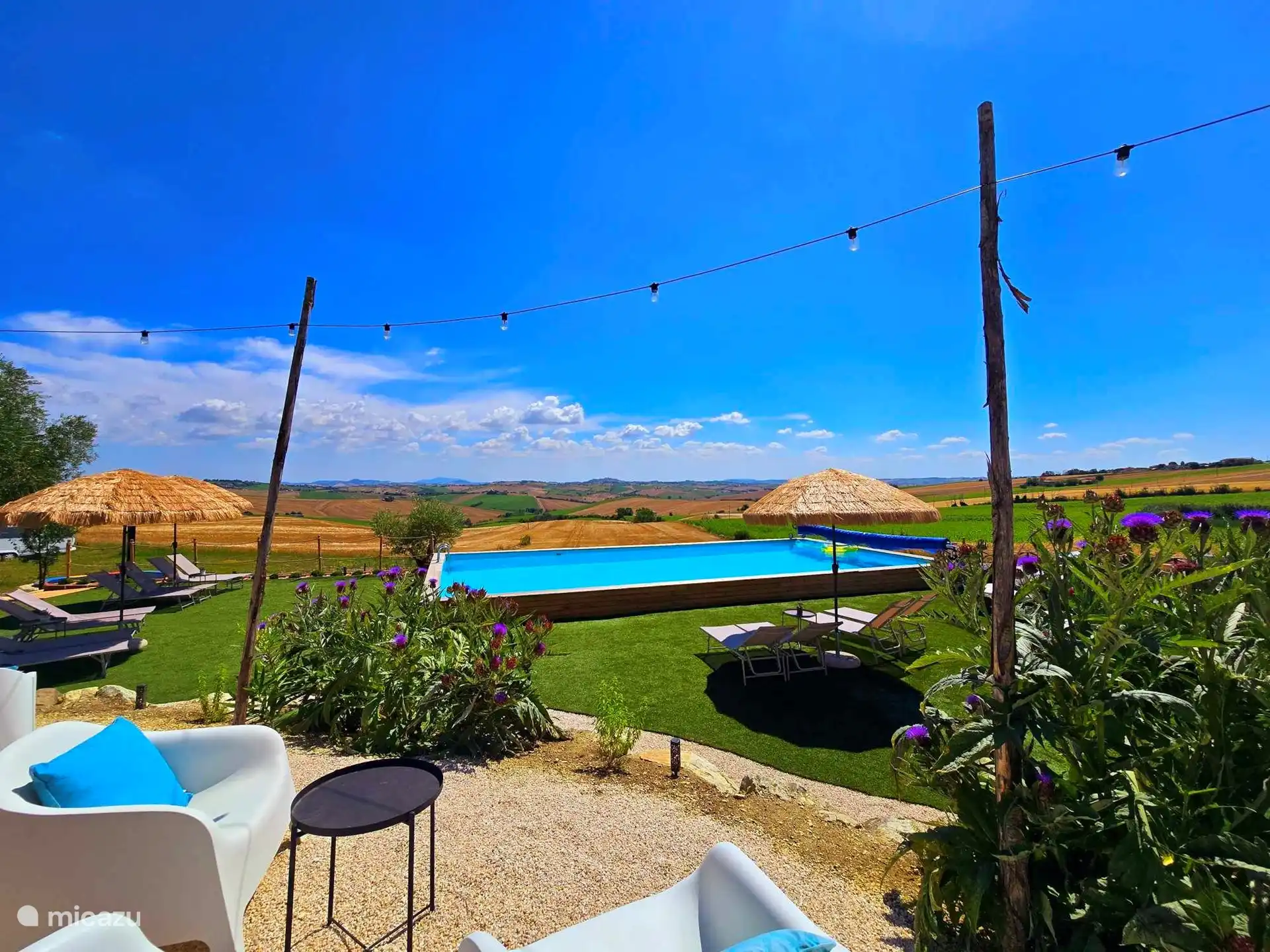 Geräumiger Swimmingpool mit herrlicher Aussicht, Infinity-Blick und viel Platz zum Sonnenbaden und Sitzgelegenheiten