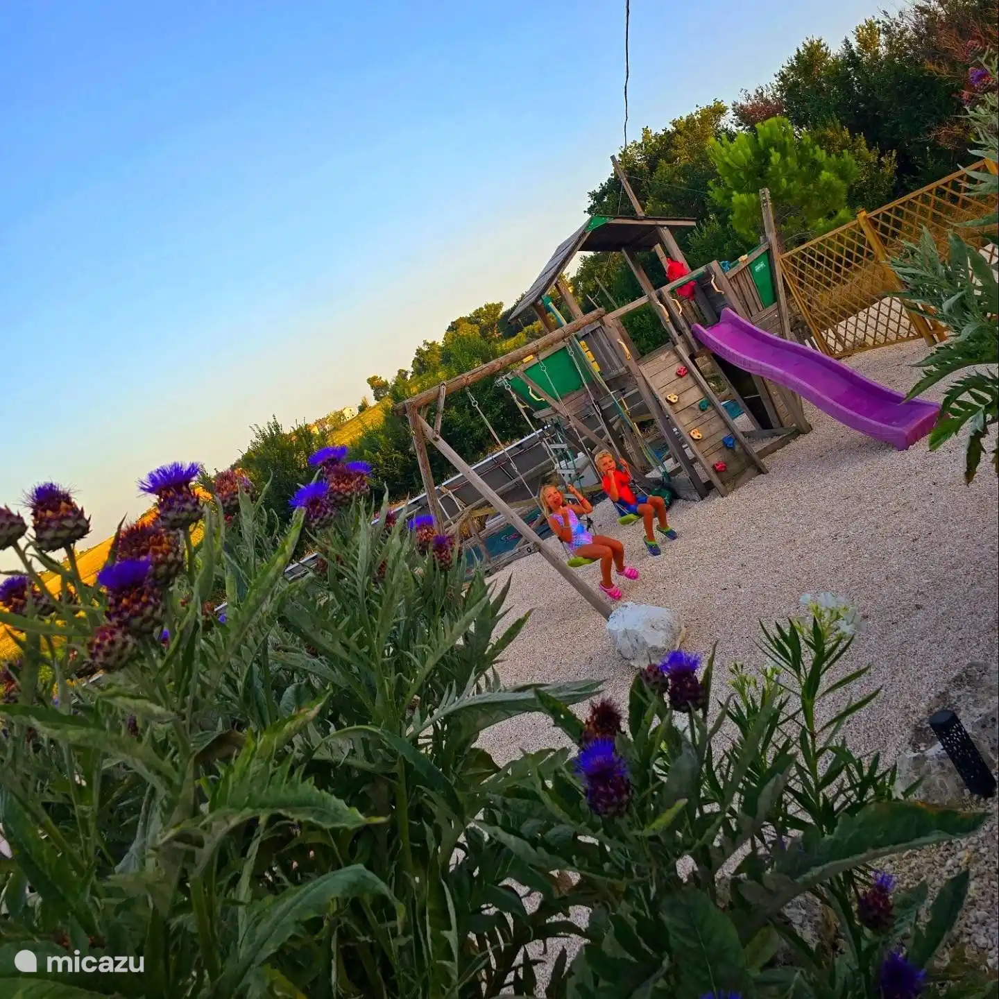 Spielboot mit Schaukel zum Ausklang eines Schwimmtages 
