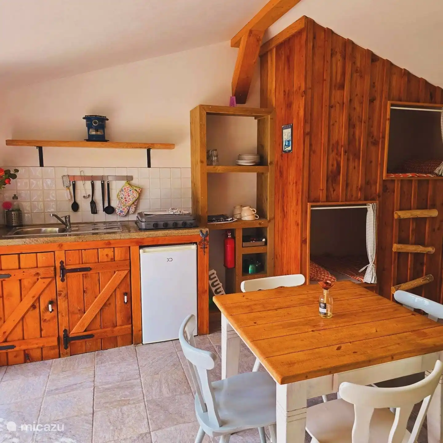 Baumbett / Etagenbett und Küchenzeile