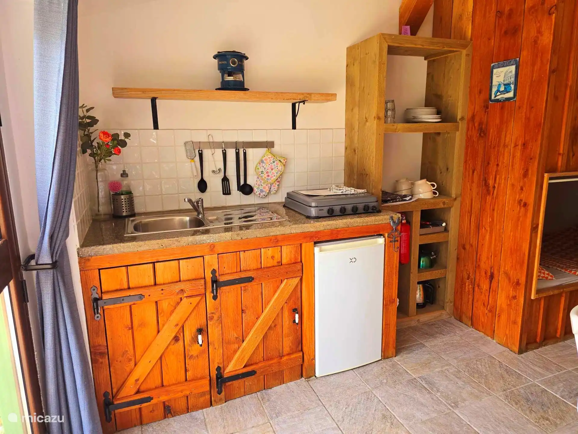 Küchenzeile mit allen Annehmlichkeiten für gutes Kochen 