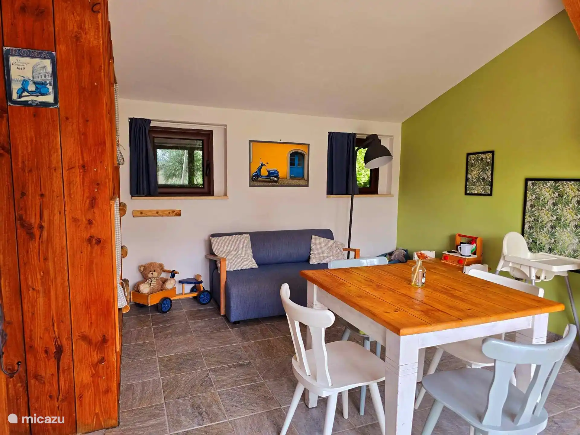 Wohnzimmer mit Esstisch, Bank, Spielecke und Kaffeeecke