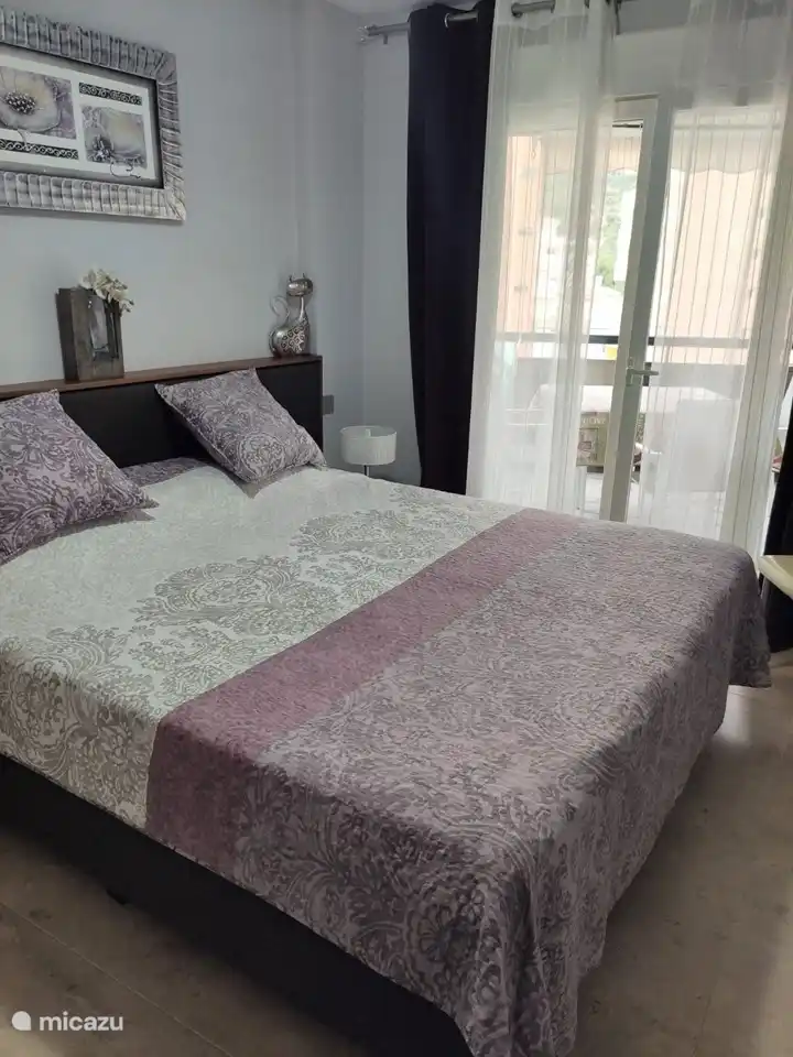 Chambre avec lit de 1,80 m de large et salle de bain ensuite.