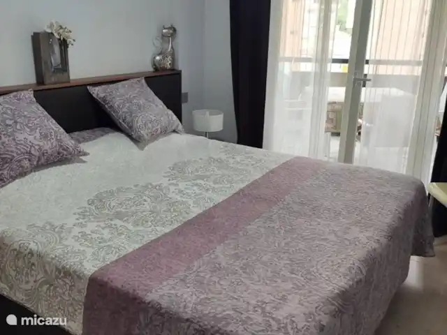 Edificio Sidney La Cala de Finestrat en España, Costa Blanca, Benidorm - apartamento Dormitorio con cama de 1,80m de ancho y baño privado.