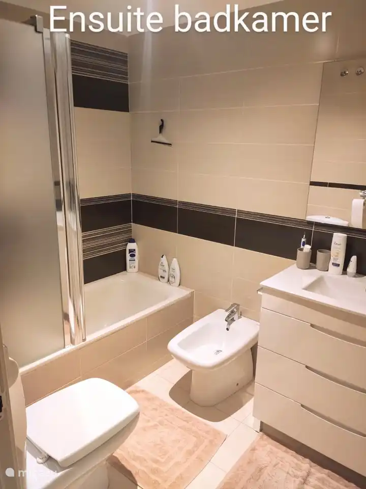 Salle de bain attenante à la chambre.