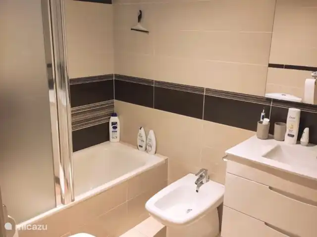 Edificio Sidney La Cala de Finestrat en España, Costa Blanca, Benidorm - apartamento Baño privado adyacente al dormitorio.