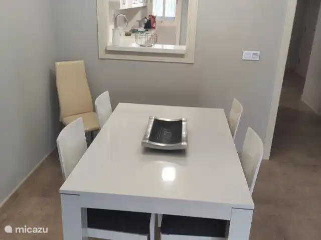 Edificio Sidney La Cala de Finestrat en España, Costa Blanca, Benidorm - apartamento Comedor con vista a la cocina.