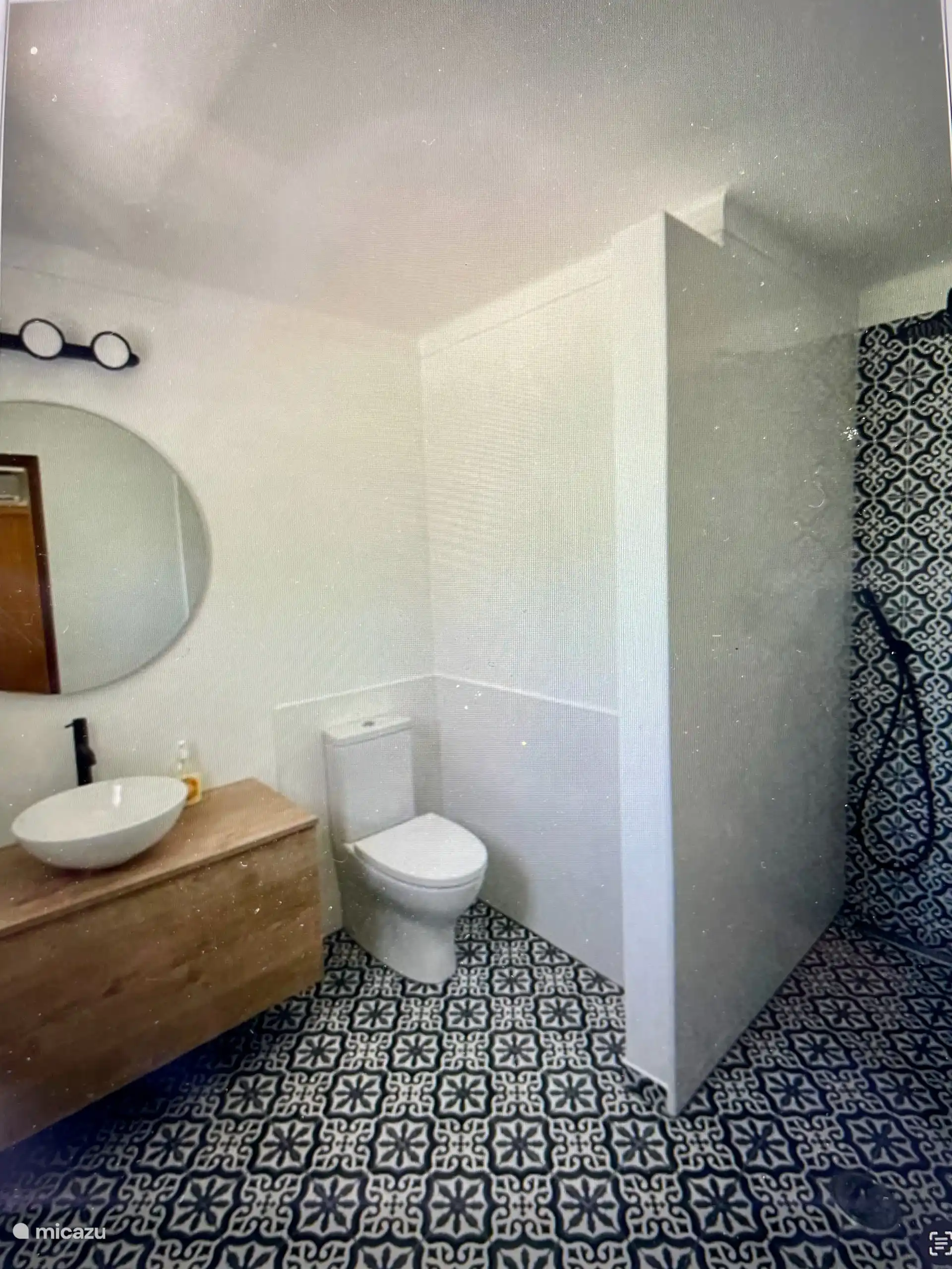 Das zweite Schlafzimmer verfügt ebenfalls über ein eigenes Bad mit begehbarer Dusche