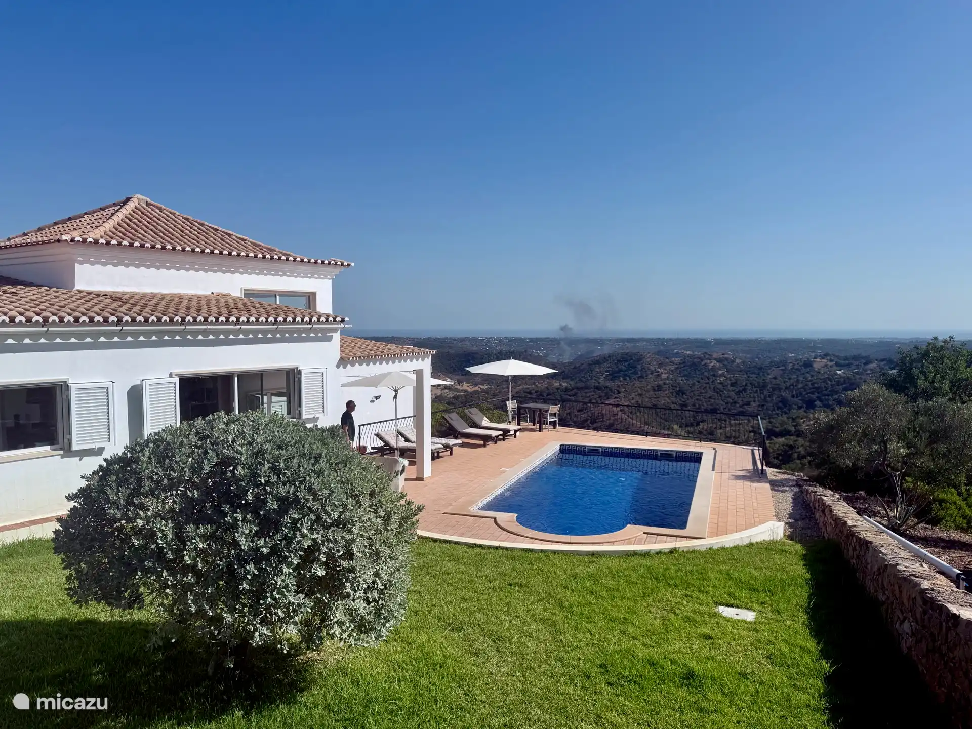 Auch der Ausblick von der entspannten Terrasse am Pool ist fabelhaft