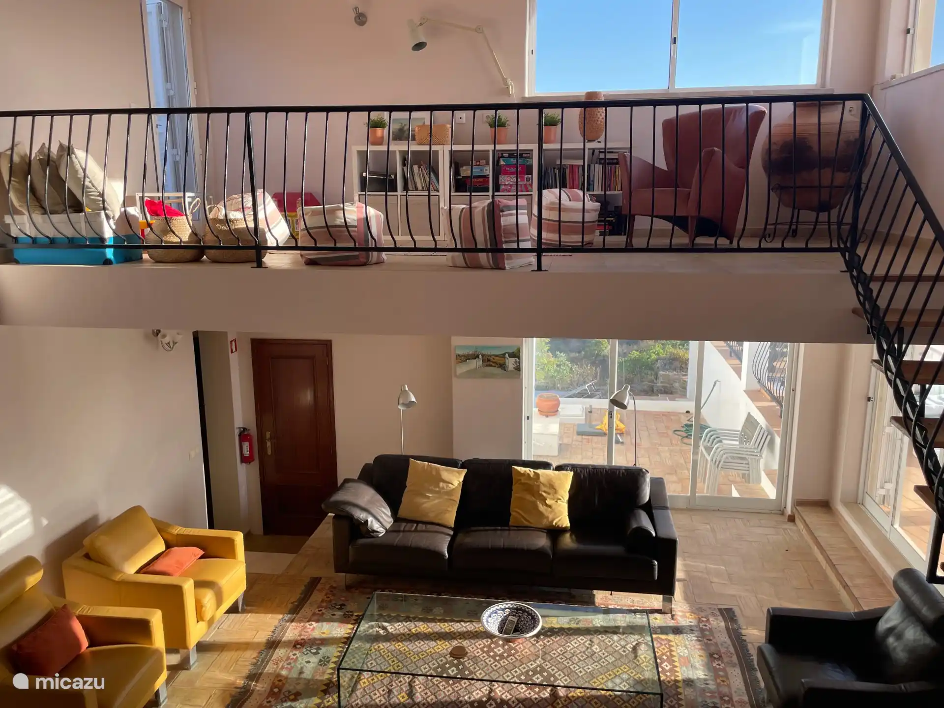 Das luxuriöse Wohnzimmer befindet sich ein paar Stufen tiefer und eine Treppe führt zum Loft