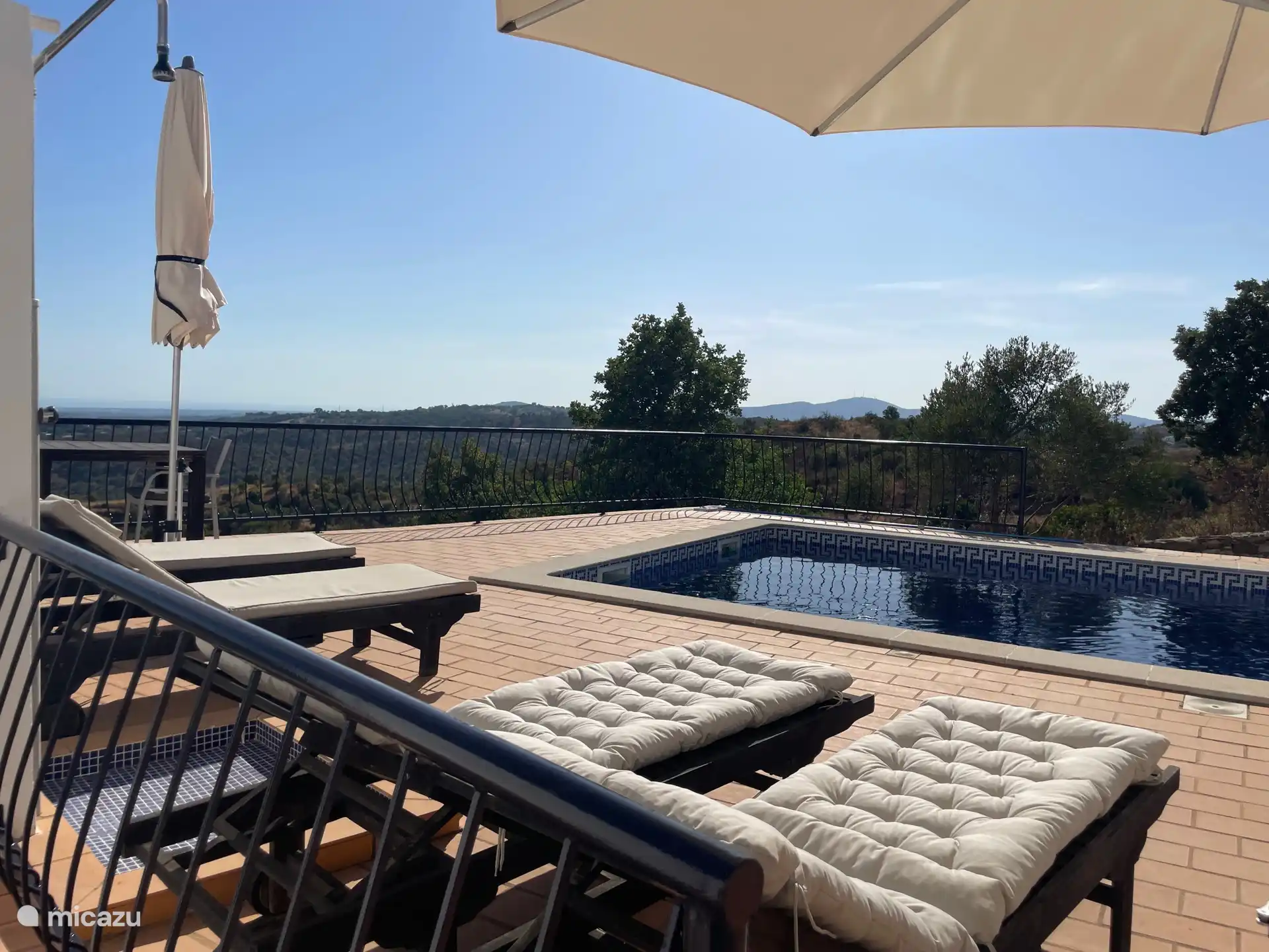 Luxuriöse Loungebetten rund um den Pool 