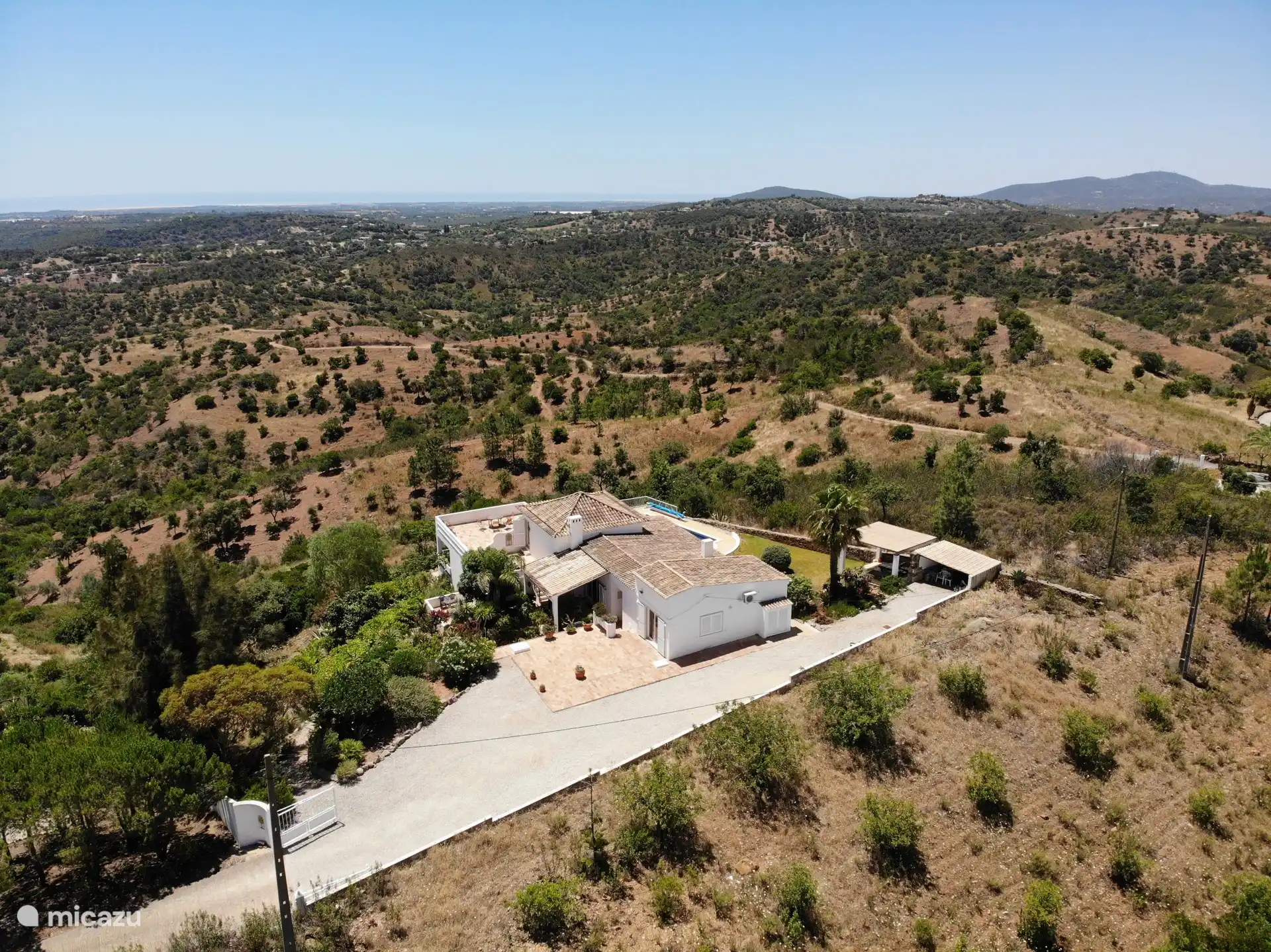Diese komfortable Luxusvilla mit spektakulärer Aussicht steht zur Vermietung