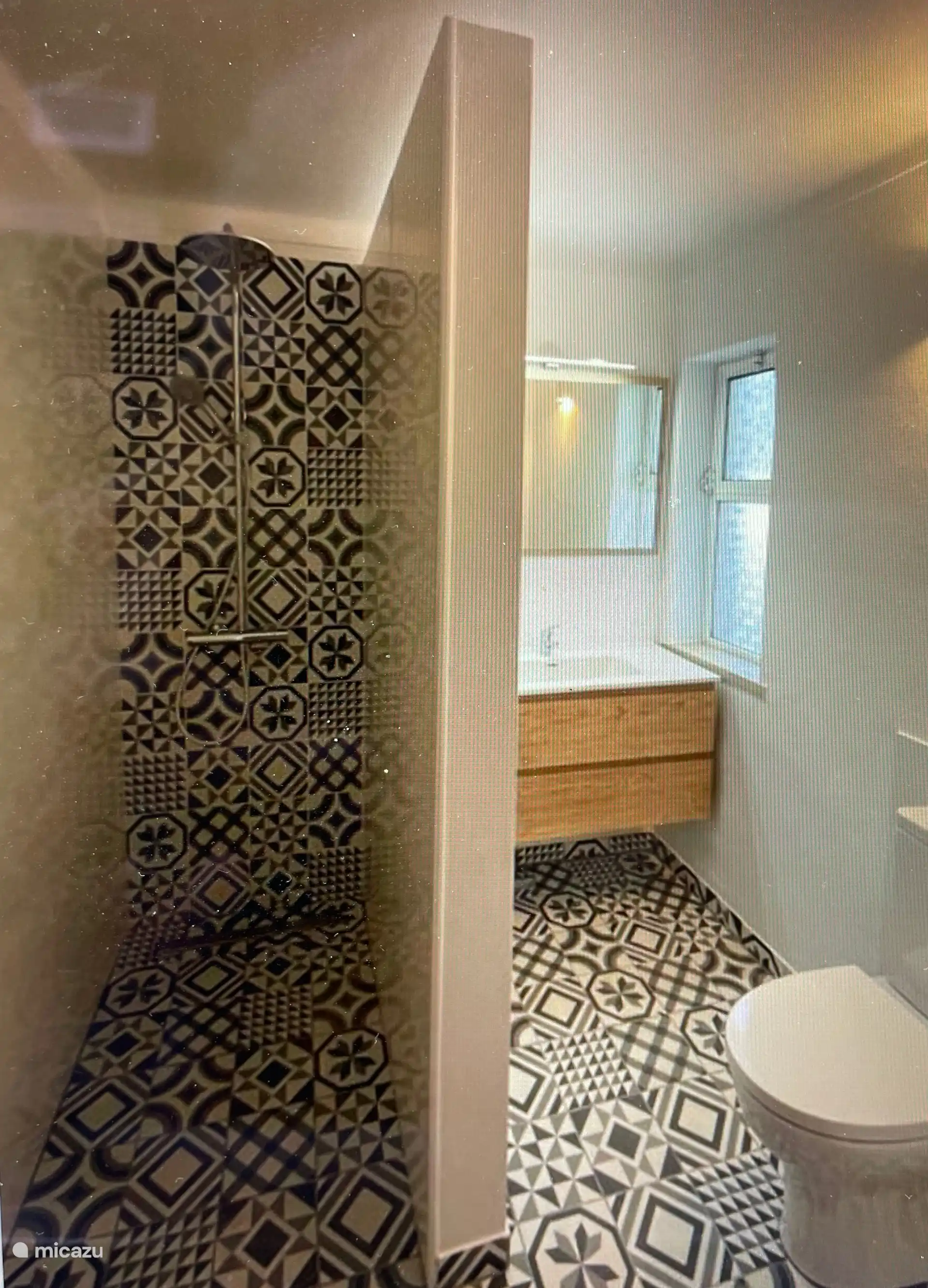 Das Hauptschlafzimmer verfügt über ein Designer-Badezimmer mit begehbarer Dusche en suite 