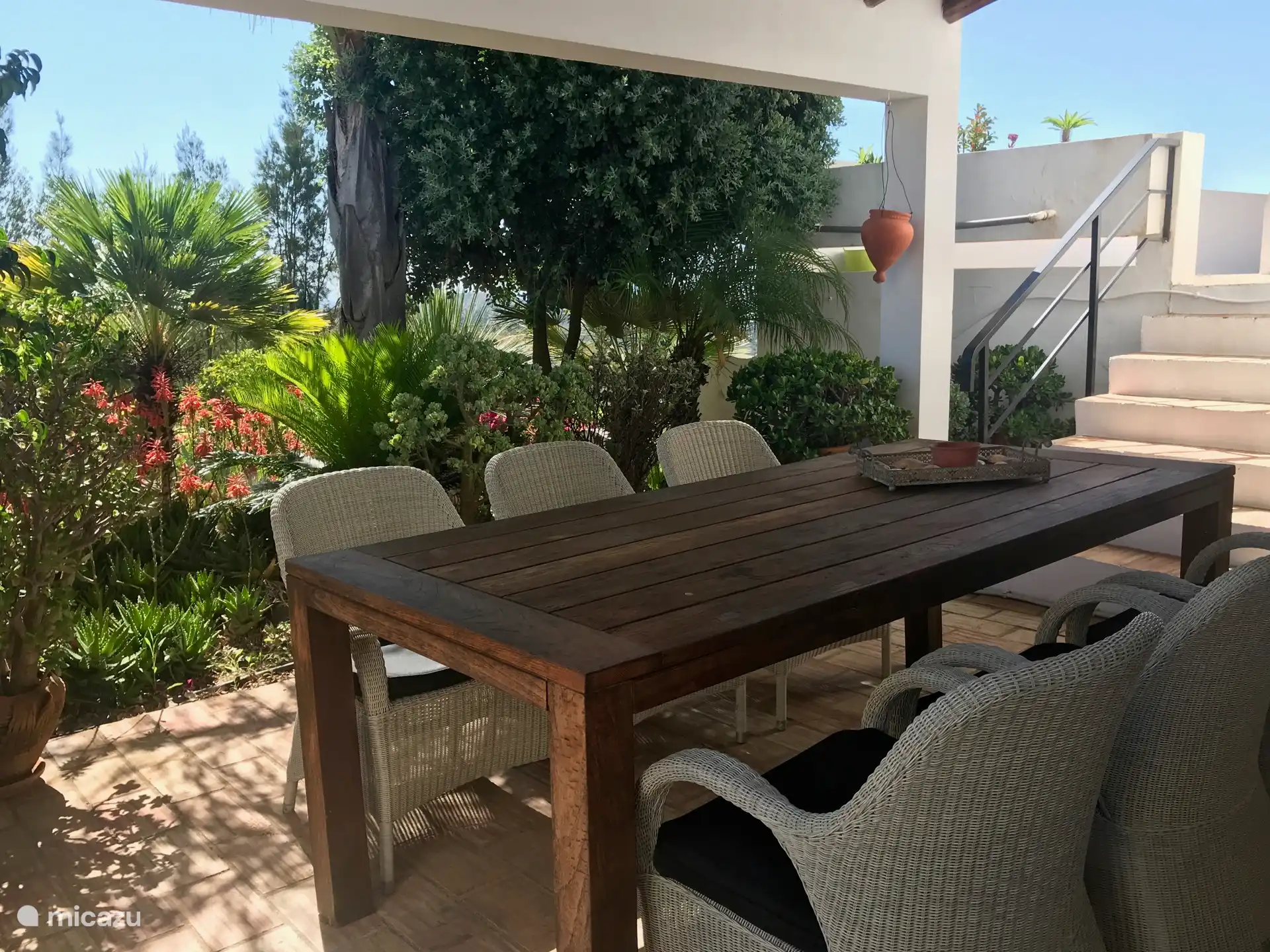 Von der vorderen Terrasse mit dem besonderen Garten können Sie direkt auf die Dachterrasse gehen