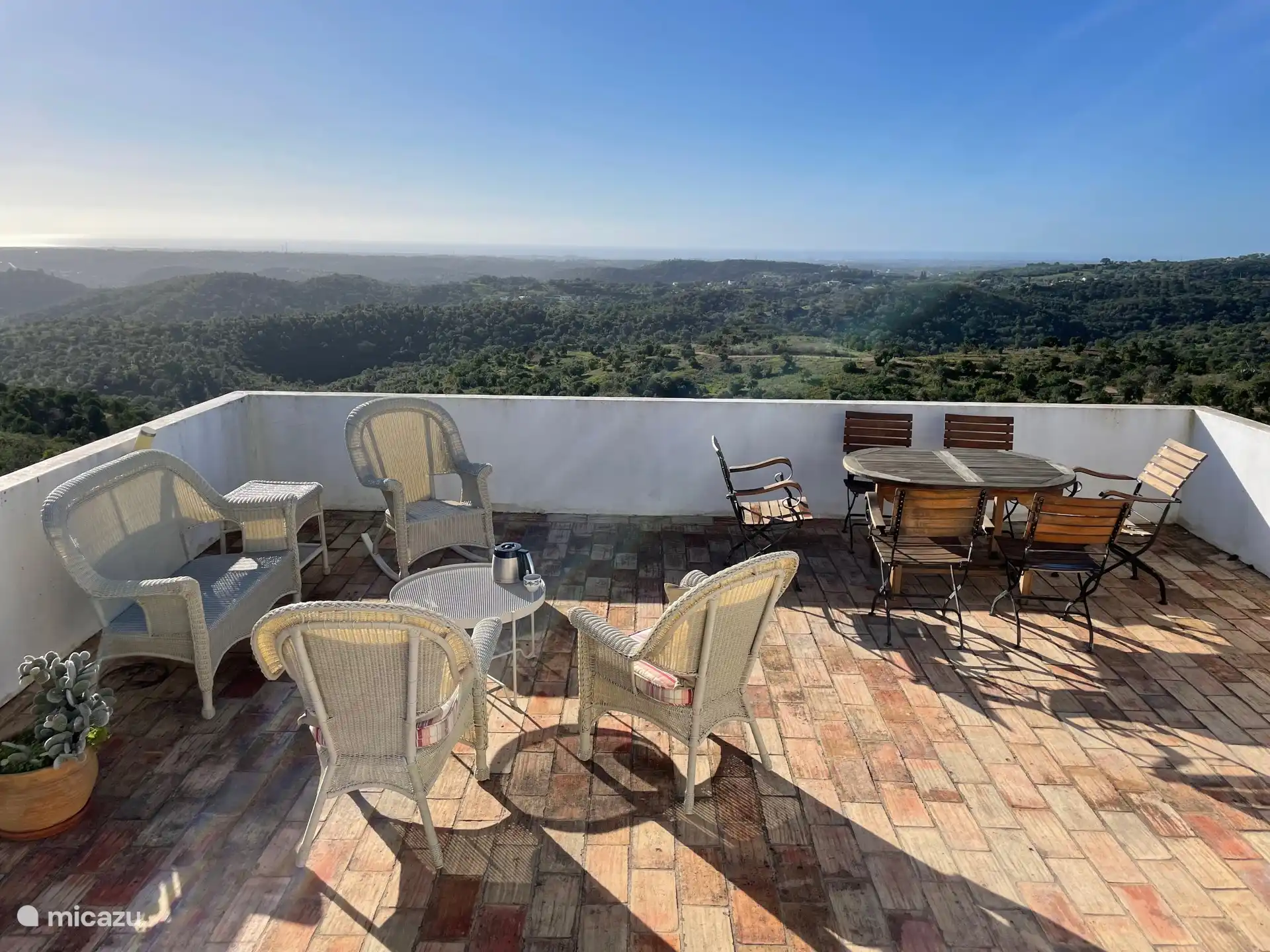 Frühstück in der Morgensonne, Getränke in der Abendsonne, alles ist möglich auf dieser Dachterrasse