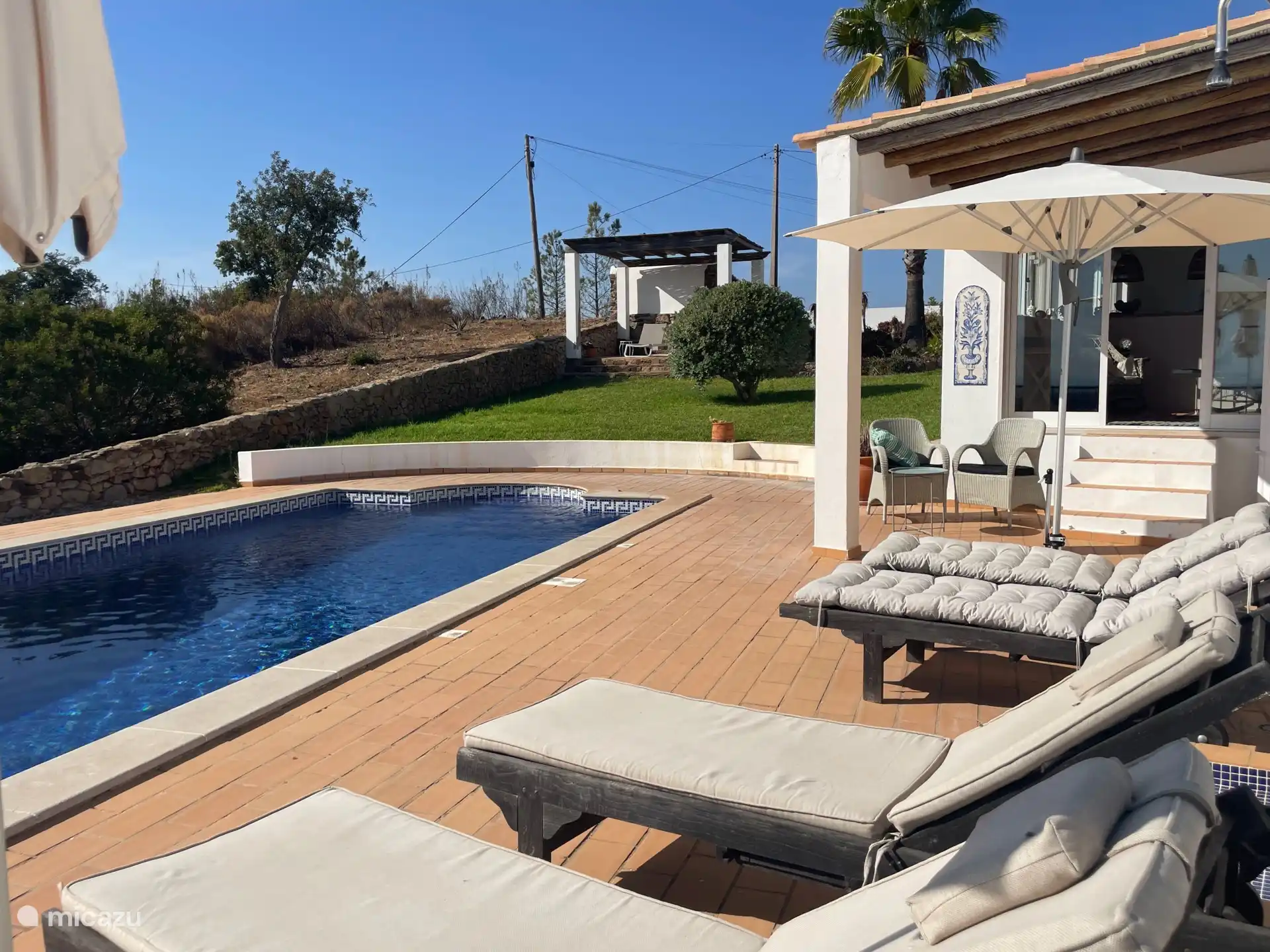 Auf der großen Terrasse befinden sich zwei mobile exklusive Sonnenschirme und es gibt eine kleinere Terrasse, die von der Casa getrennt ist