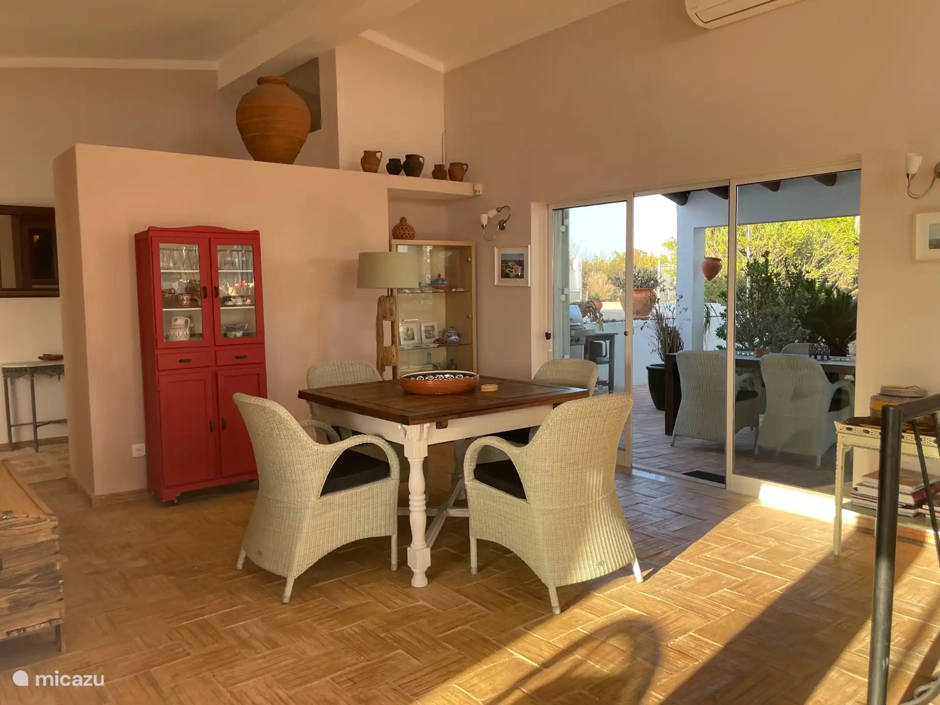 Das gemütliche Esszimmer im Inneren verfügt über einen originellen ausziehbaren Tisch, an dem problemlos sechs Personen Platz finden