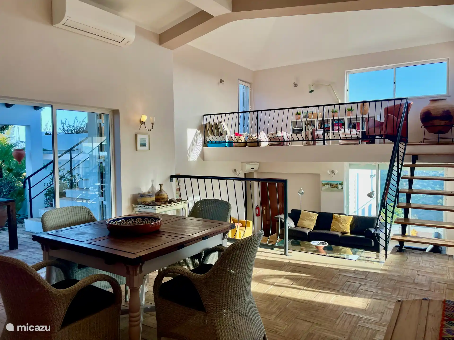 Überall gibt es große Schiebetüren mit Zugang zu vielen Terrassen. Alle Schiebetüren und Fenster können mit dekorativen Fensterläden geschlossen werden