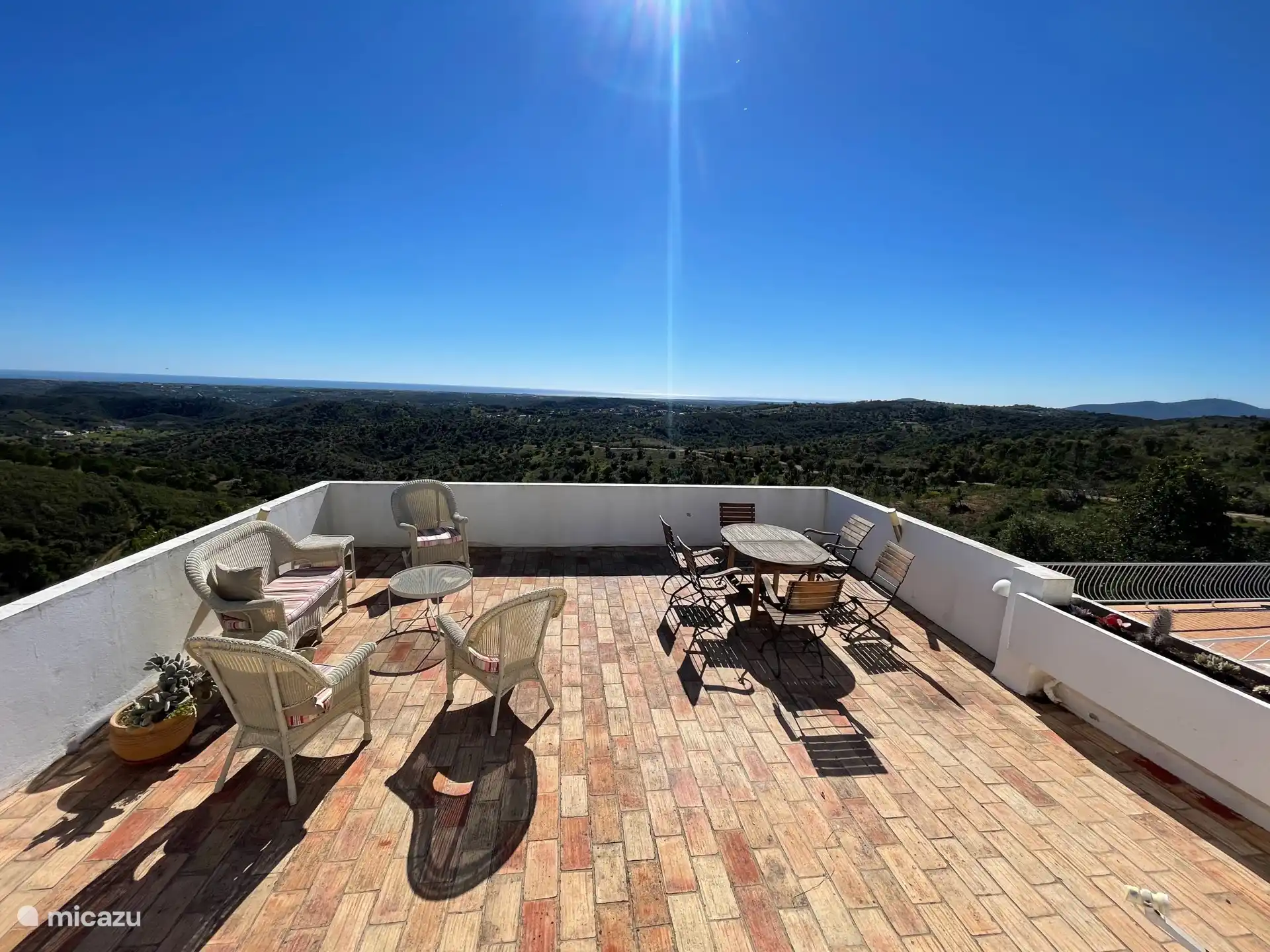 Von der Dachterrasse aus hat man einen Blick, der von Olhão bis nach Spanien reicht, wobei der Atlantische Ozean deutlich sichtbar ist