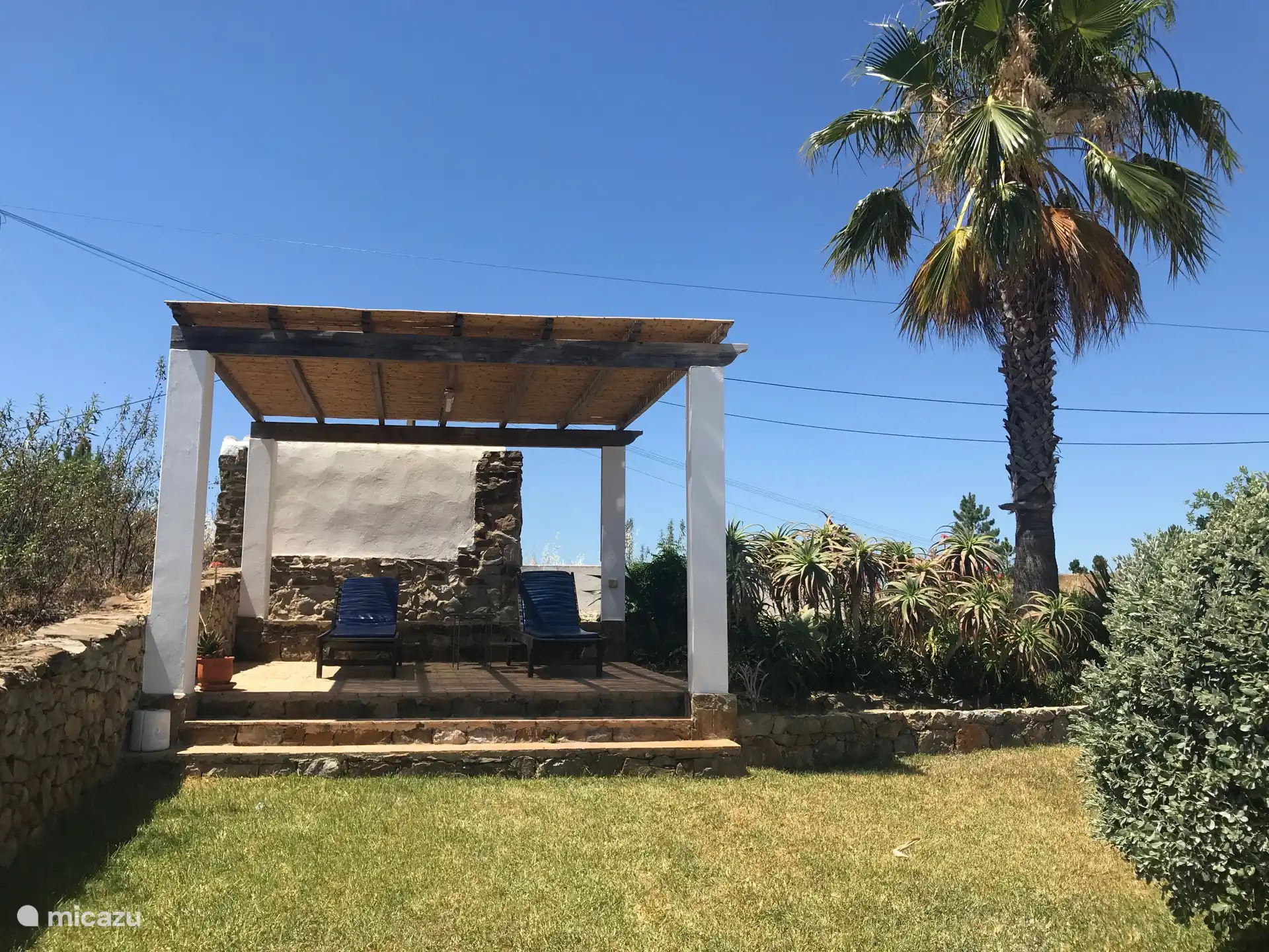 Ein idealer malerischer Ort, von dem aus Sie einen herrlichen Blick über die sanften Hügel bis zum Meer haben.