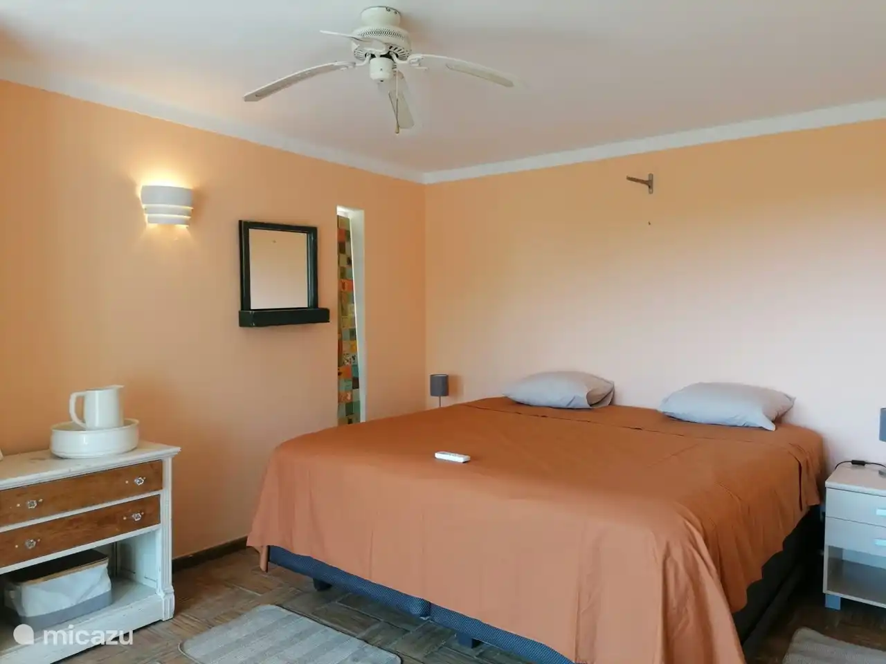 Das Hauptschlafzimmer mit einem kalifornischen Kingsize-Bett