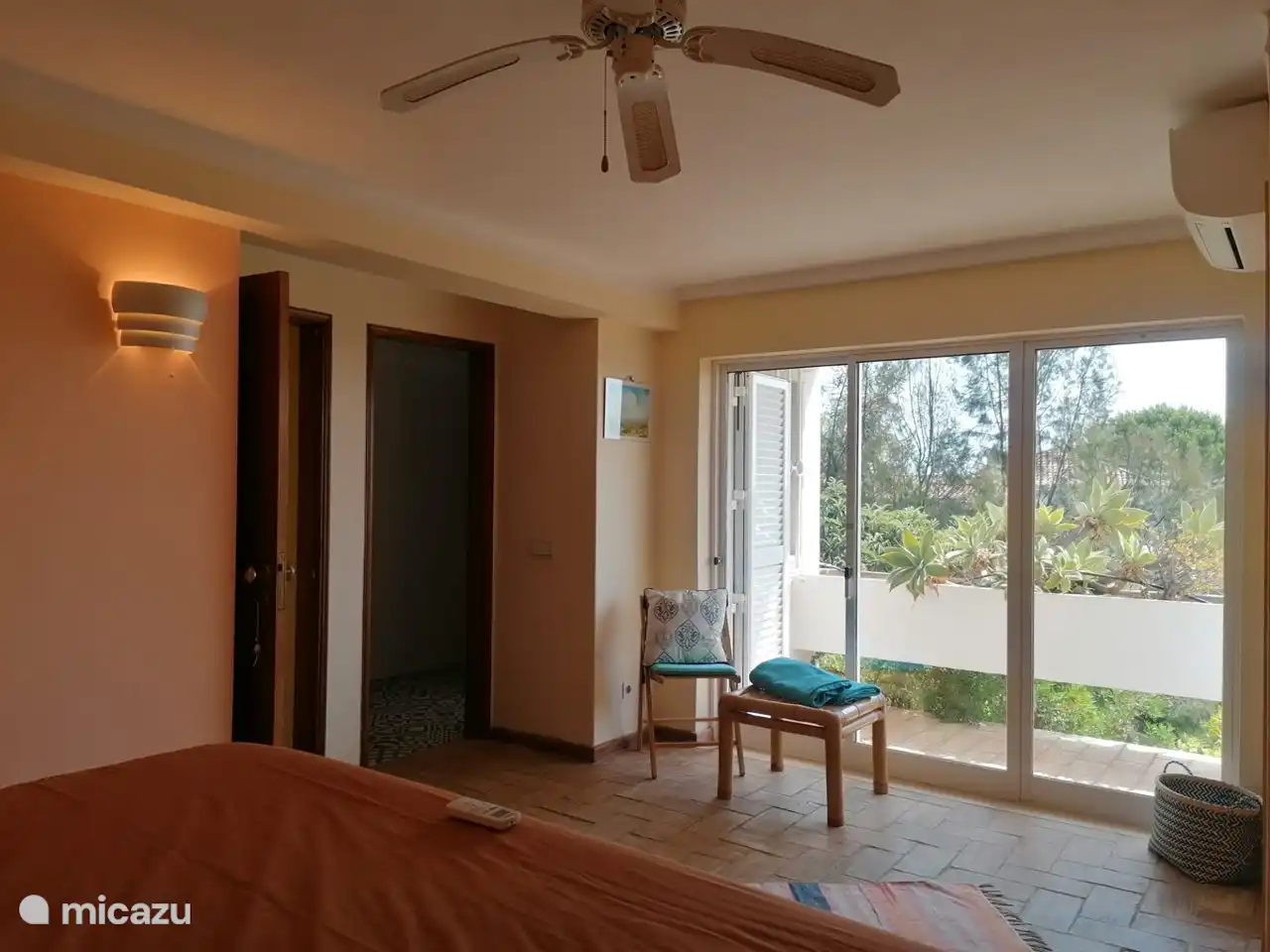 Das Hauptschlafzimmer mit Aussicht und eigenem Balkon