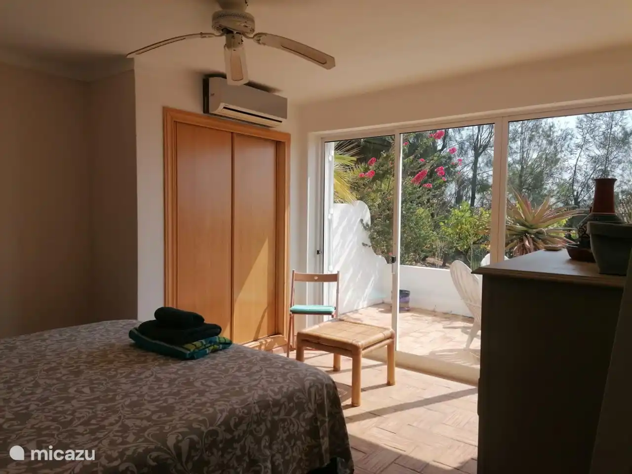 Das zweite Schlafzimmer verfügt über eine große private Terrasse, auf der Sie sich bei einem Morgenkaffee entspannen können