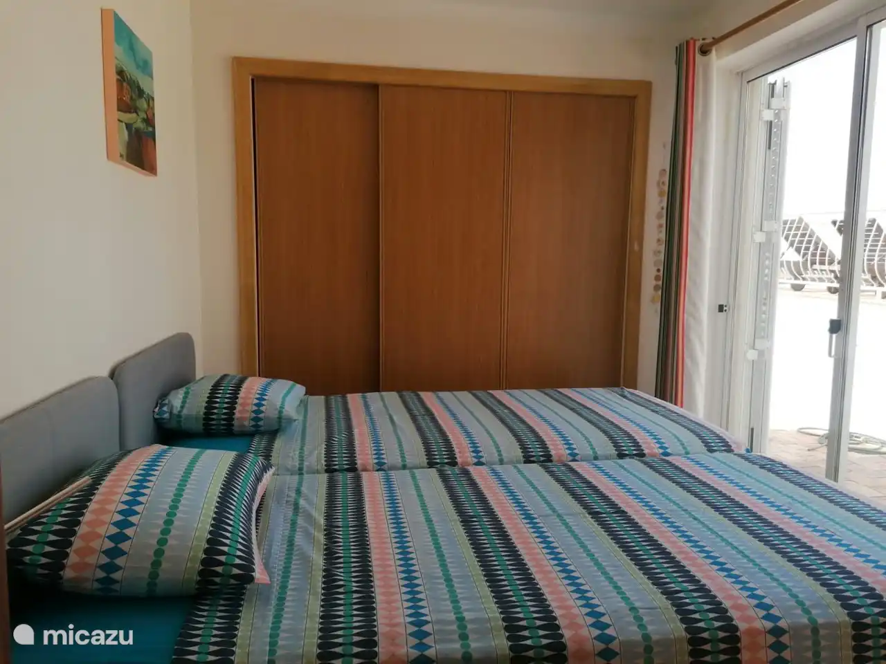 Das dritte Schlafzimmer ist das kleinste und verfügt über zwei Einzelbetten, die ebenfalls an eine Terrasse angrenzen