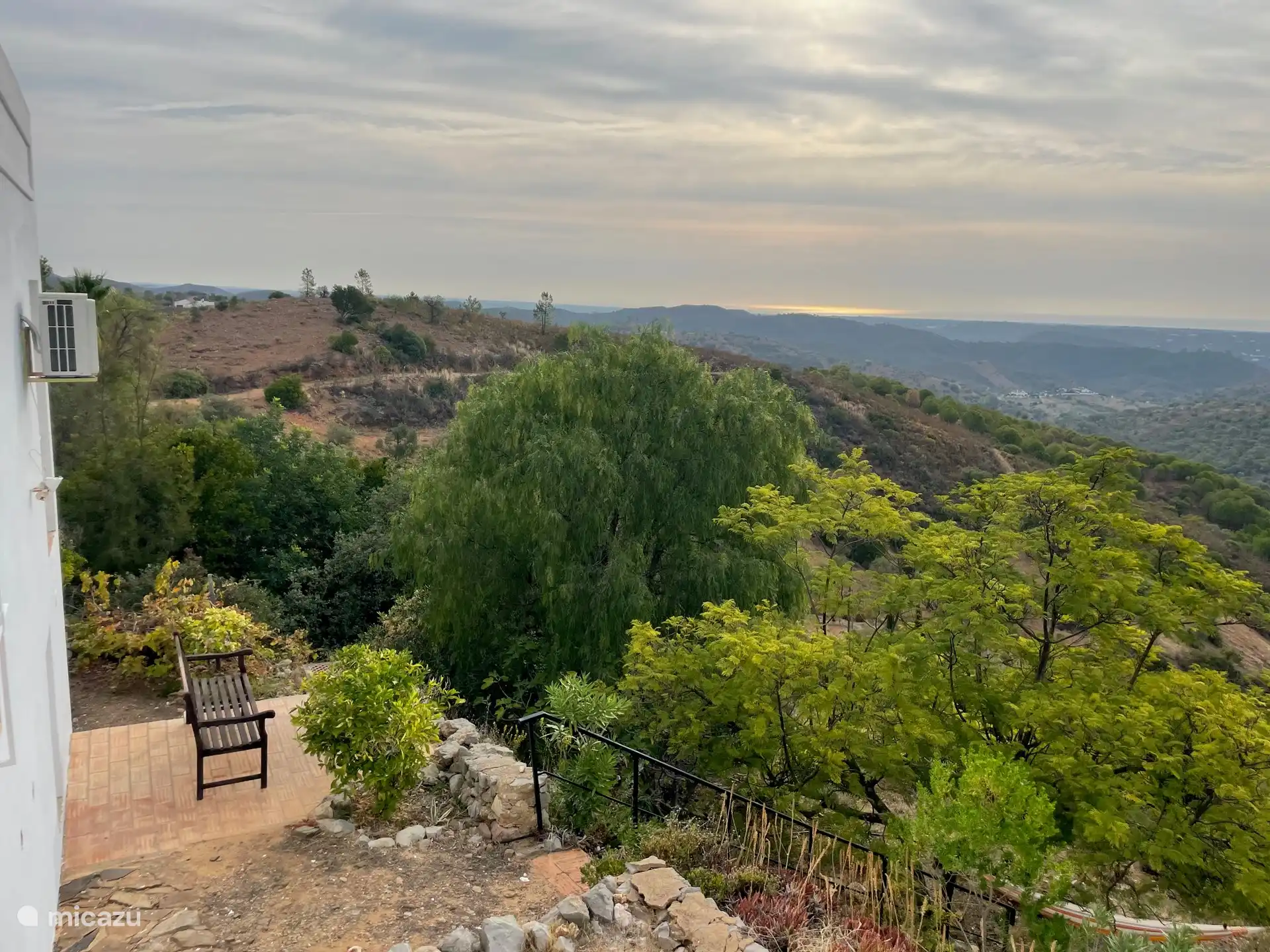 Auch hinter der Casa befindet sich eine Sitzecke mit einzigartigem, völlig freiem Blick