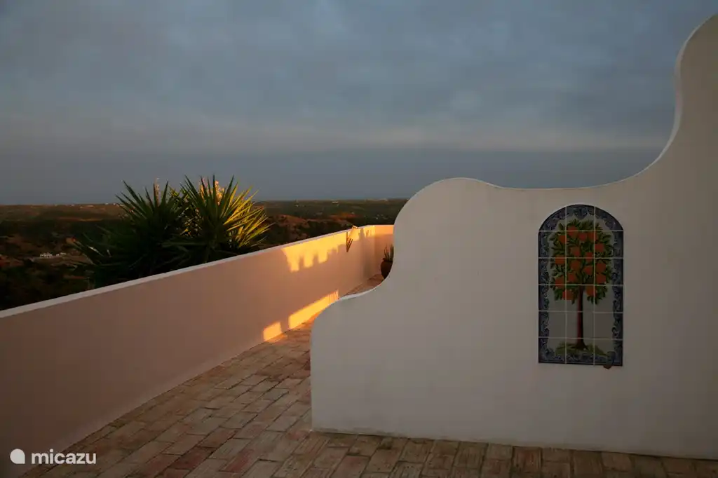 Nachts auf die Dachterrasse für einen wunderschönen Sonnenuntergang