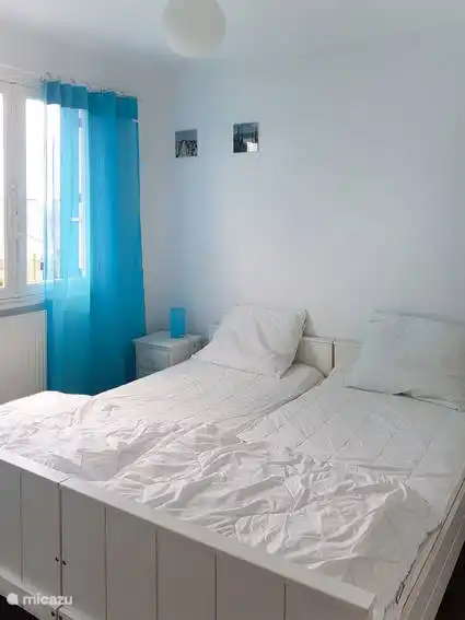 Slaapkamer 1 voorzien van 2 een persoons bedden en 2 kleding kasten