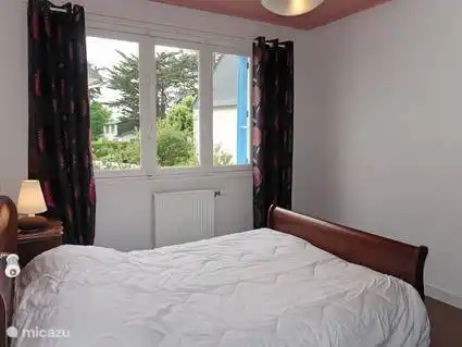 Slaapkamer 2 voorzien van een 140x200 bed met een lits-jumeaux dekbed. Ladenkast is aanwezig voor uw kleding