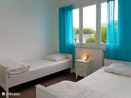 Slaapkamer 3 voorzien van 2 een persoonsbedden en 2 kleding kasten