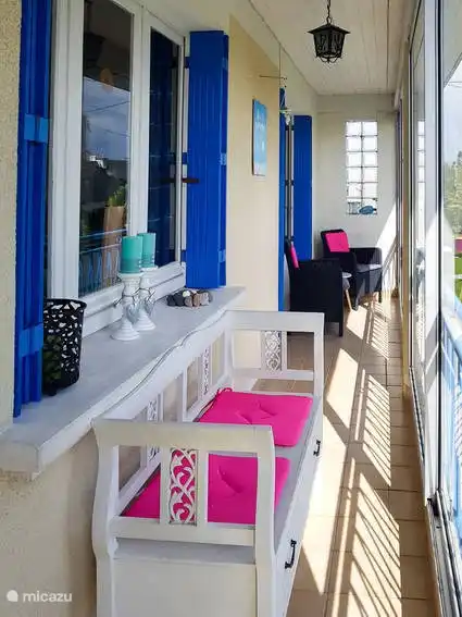 Overdekt balkon, wanneer u de ramen open schuift, dan is het net alsof u buiten zit, maar toch heerlijk beschut.