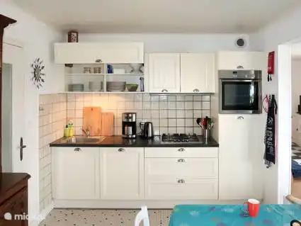 Keuken voorzien met borden en bestek voor 12 personen. Oven, vaatwasser, koelkast, kleine vriezer in koelkast, keuken apparatuur, 4 pits gastoestel met afzuiger, koffieapparaat en waterkoker.